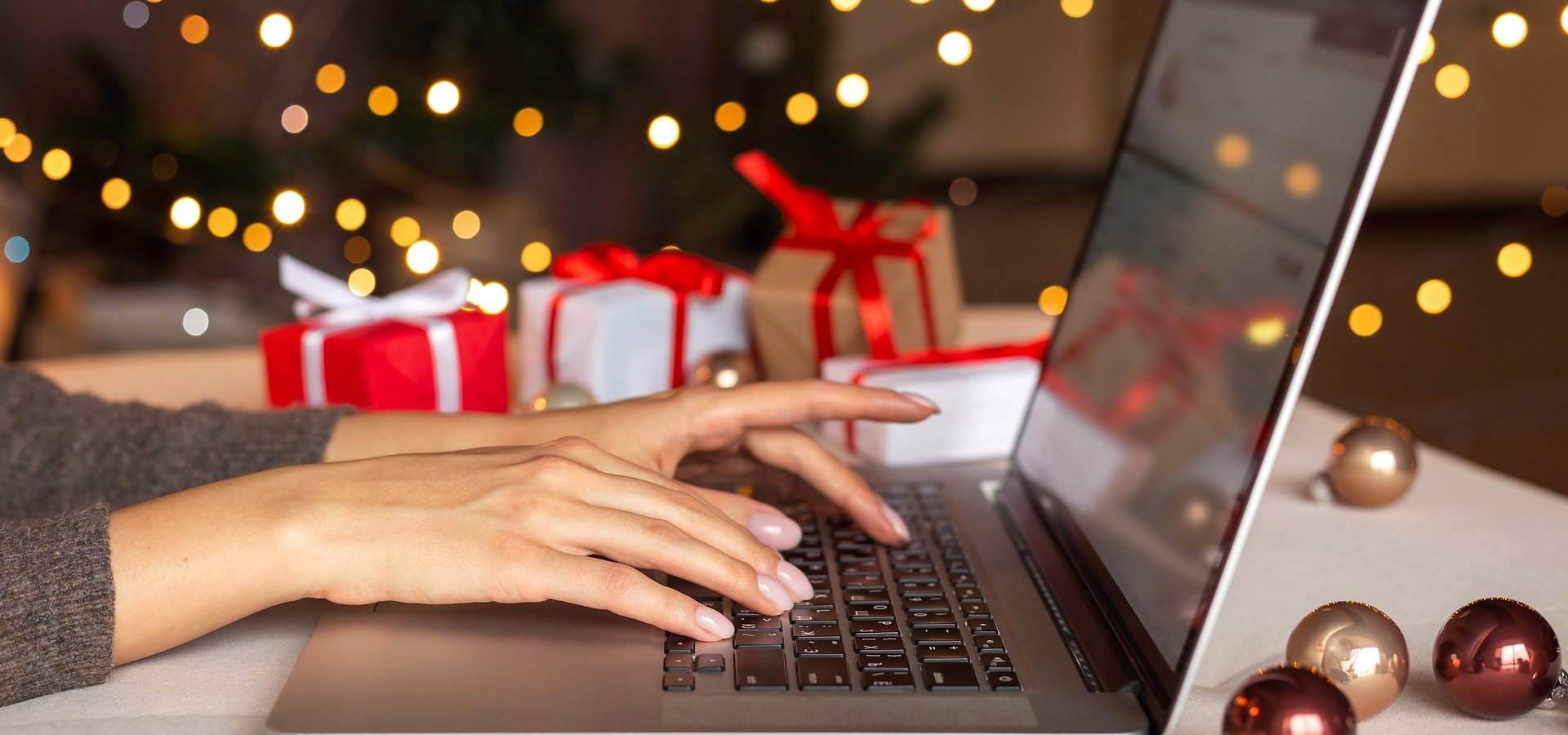 Employers support employees’ Christmas shopping. Poles spend more, not only on gifts.