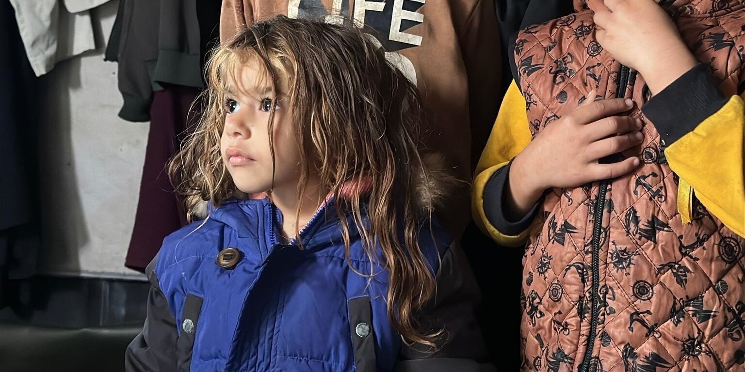 Surowe, zimowe warunki nieustająco zagrażają dzieciom w Strefie Gazy