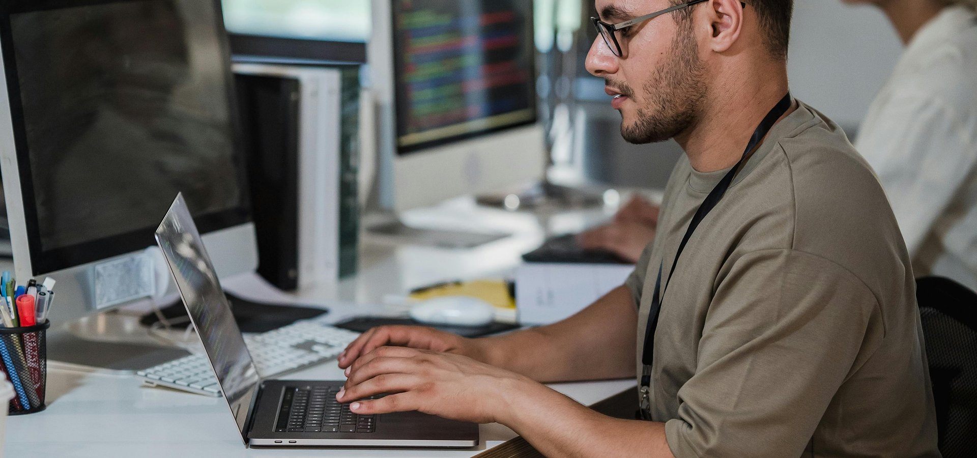 97% firm zgłasza incydenty cyberbezpieczeństwa związane z wykorzystaniem Gen AI – jak budować strategię odporności na 2026 r.?