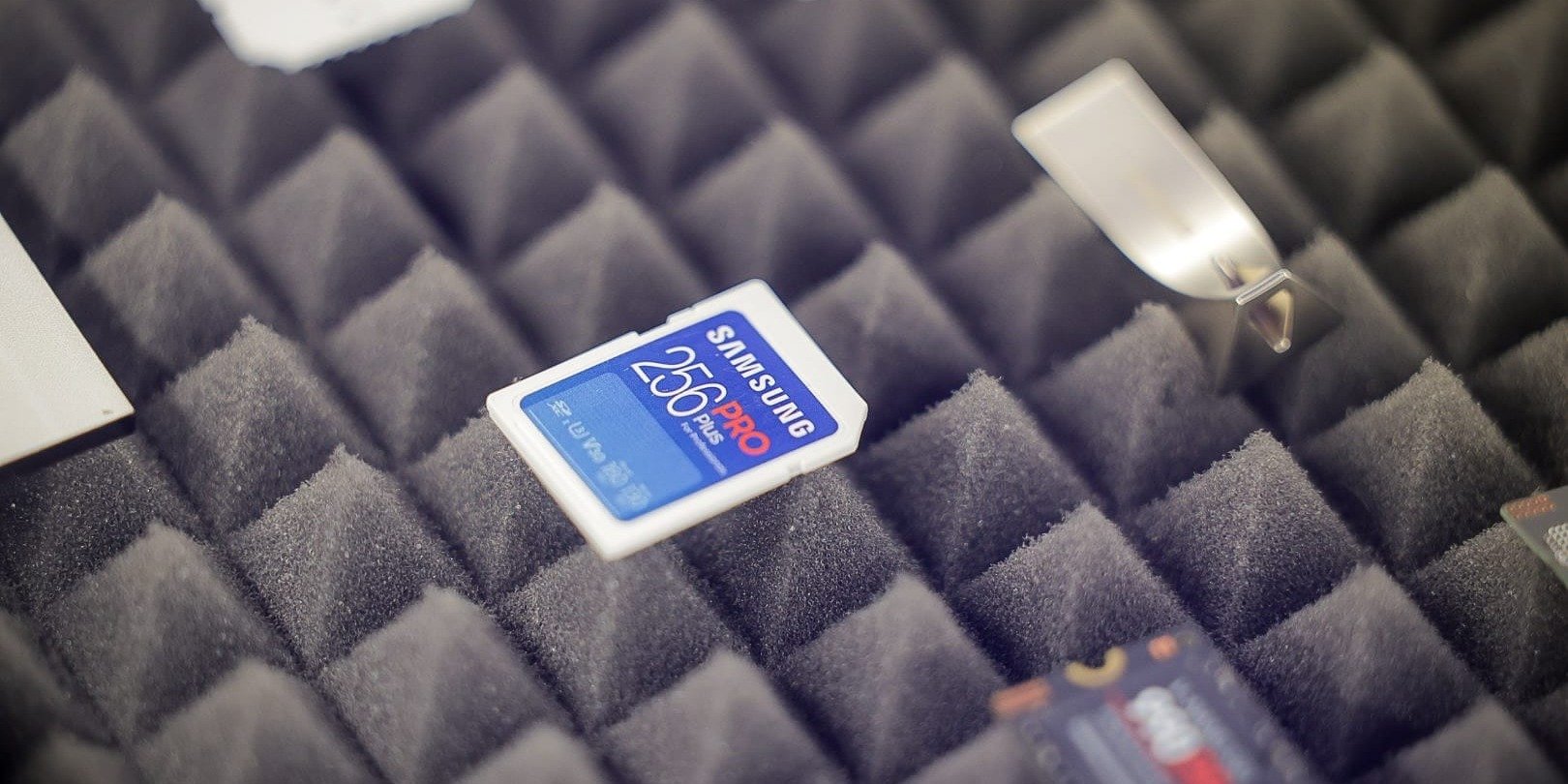 Brz razvoj veštačke inteligencije i njen uticaj na industrije koje se bavememorijskim prostorom. Šta se dešavalo u 2025. i šta možemo daočekujemo u budućnosti