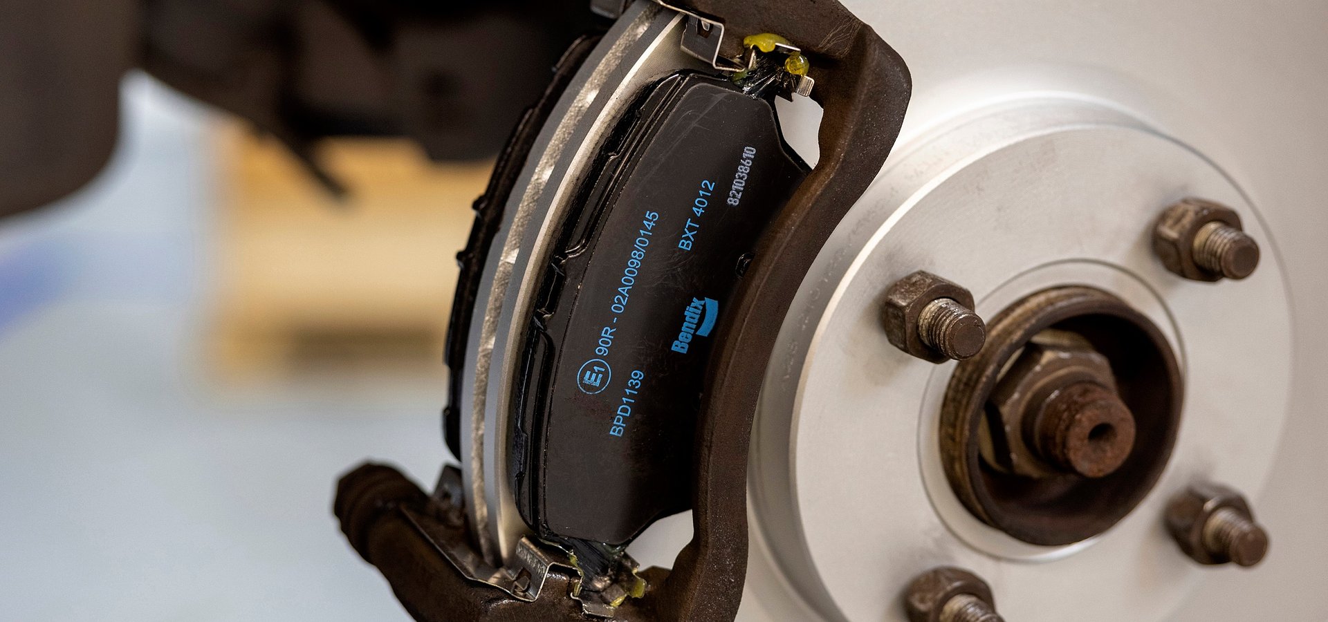 Więcej niż tylko dodatki: dlaczego wymiana hamulców powinna obejmować również akcesoria