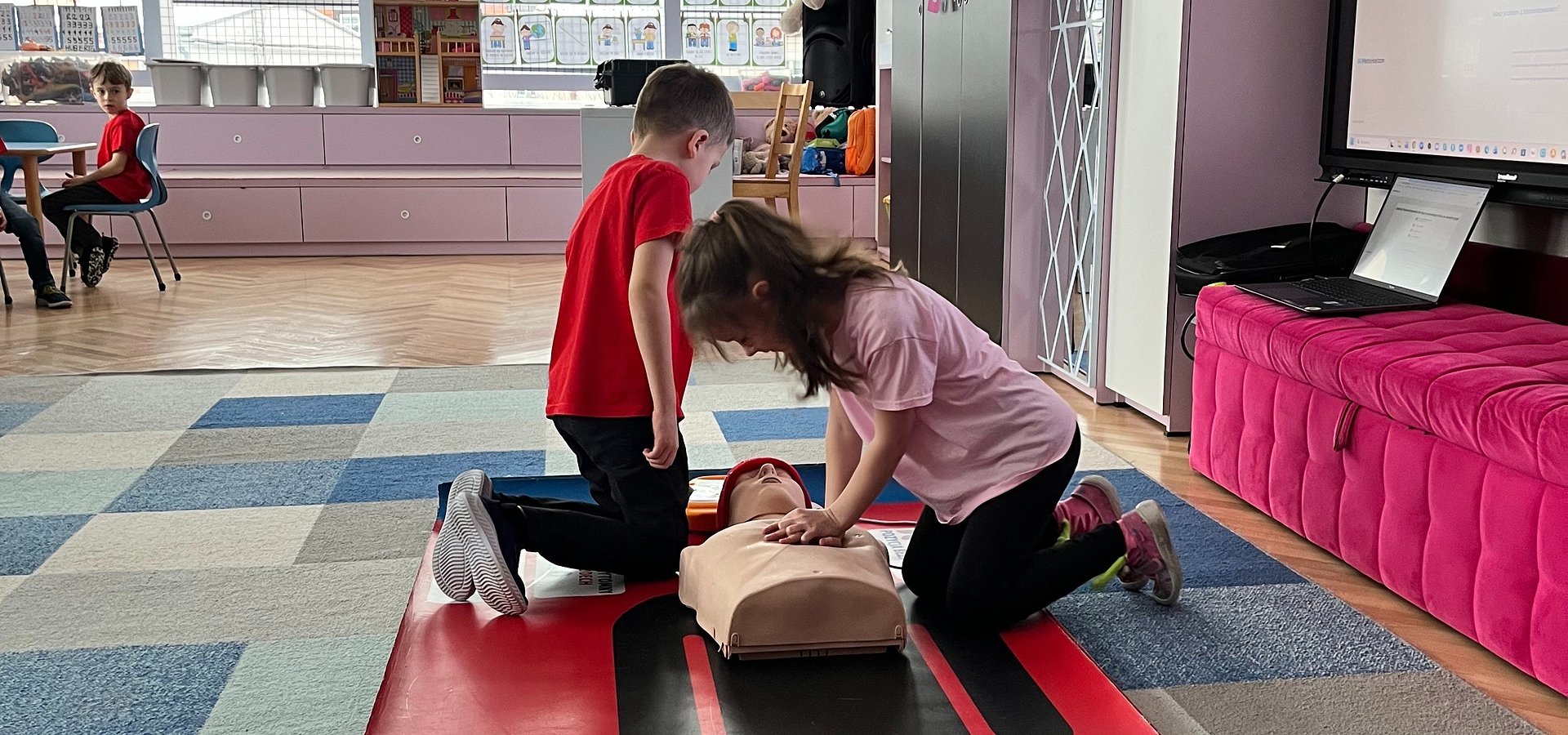 Kronospan ufundował defibrylator dla przedszkola Krono - Miś