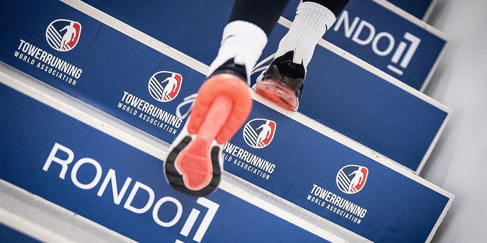 38 pięter, 142 metry w pionie i jeden szczytny cel!