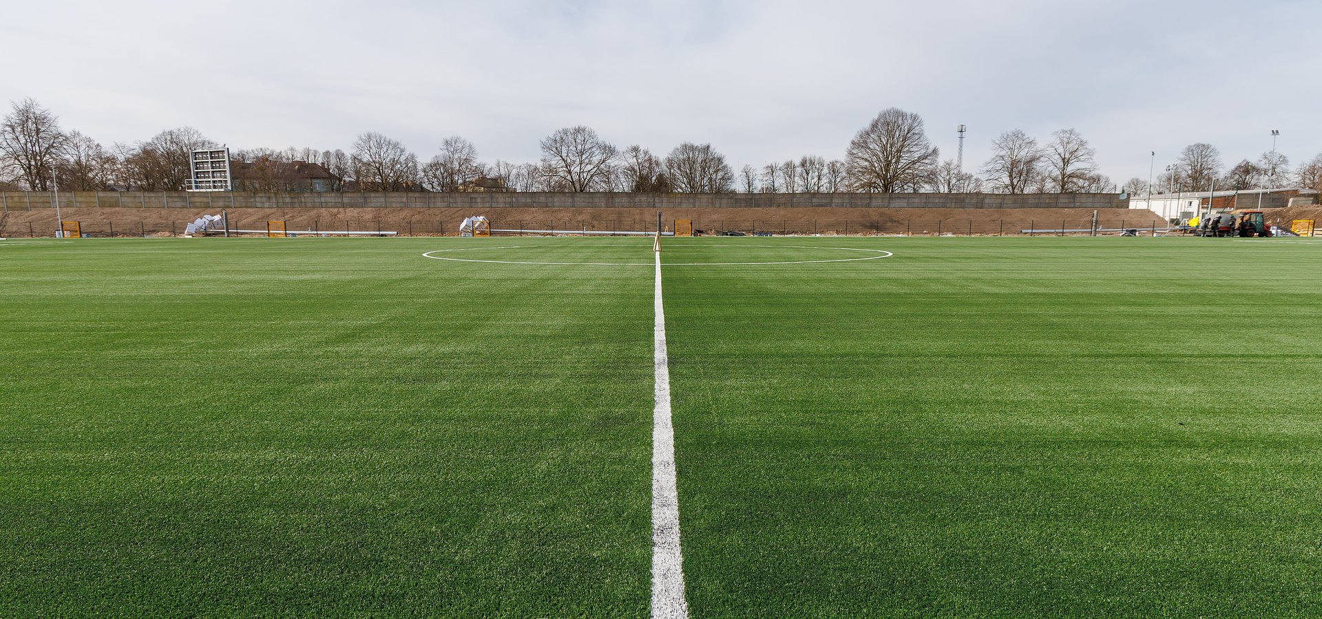 Nowe boisko przy ul. Niemcewicza niemal gotowe – zaawansowana nawierzchnia sportowa w finalnej fazie realizacji