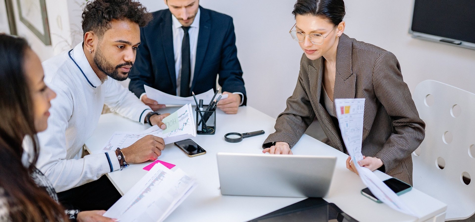 Kto naprawdę podejmuje decyzje w erze agentów AI? O roli człowieka w modelu Human on the loop