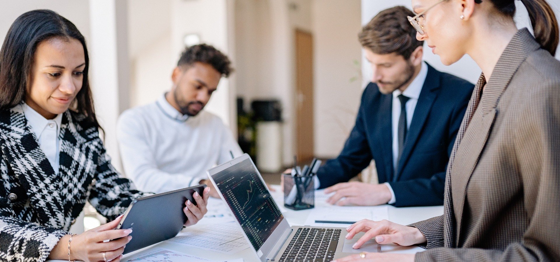 Od hype’u do twardych decyzji – mniej obietnic, więcej długofalowych inwestycji [raport]