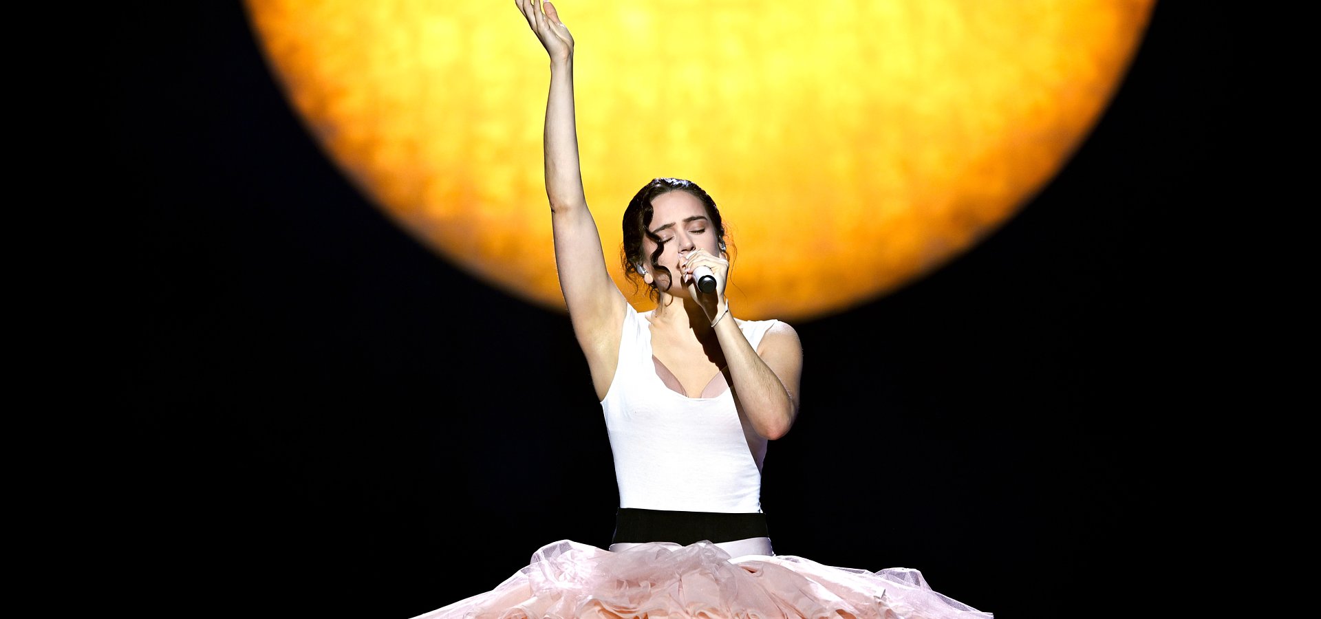 ROSALÍA arranca el LUX TOUR mundial con una actuación inaugural asombrosa en Lyon, Francia