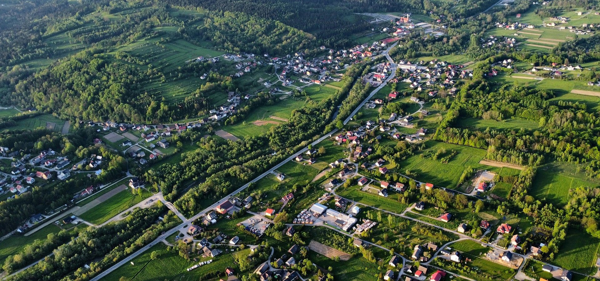 Sprawdzone sposoby mniejszych miast na smog - Szkoła Liderstwa publikuje poradnik z radami 11 lokalnych liderów „Kronika czystego powietrza”