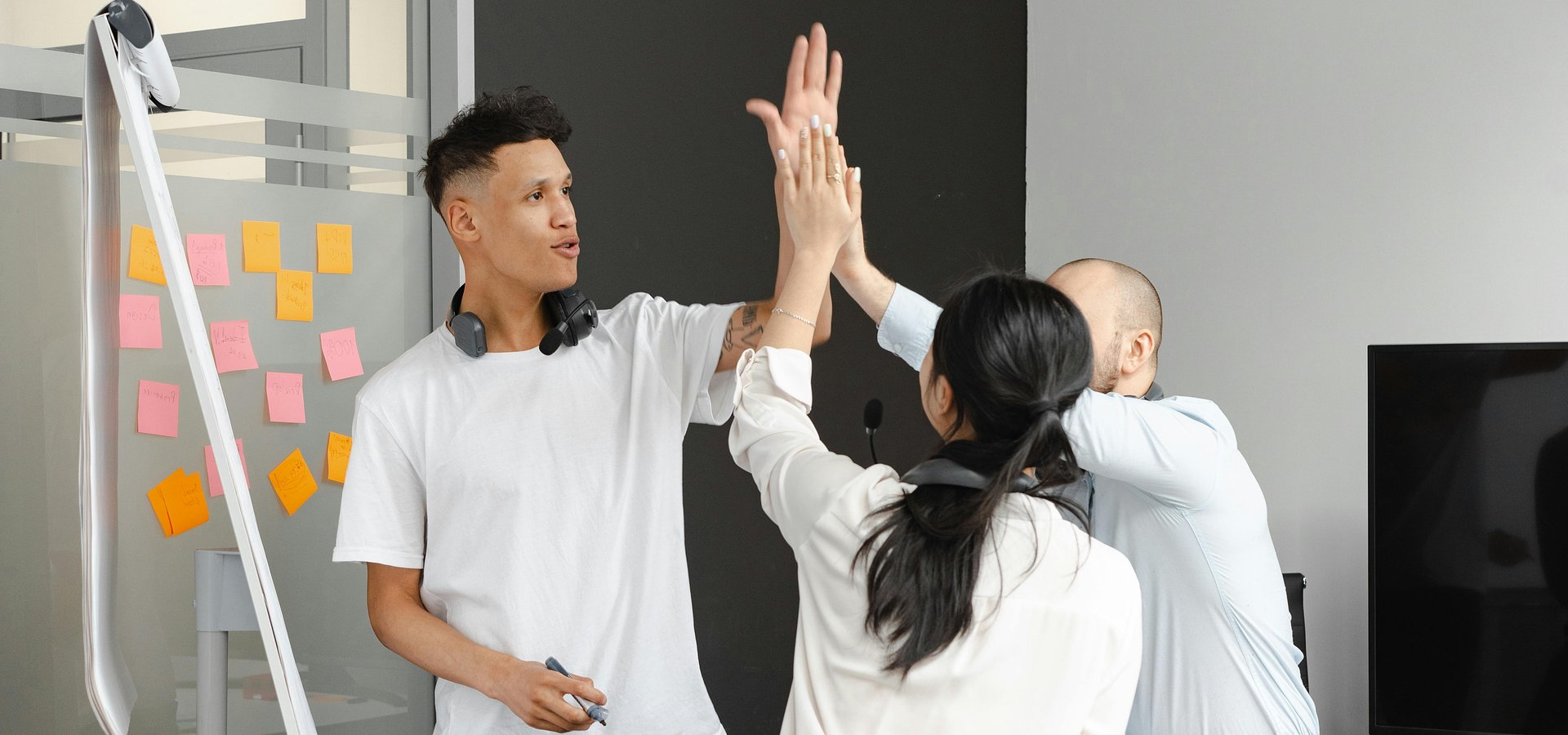 Badanie o feedbacku: 7 na 10 pracowników zna oczekiwania szefa, a mimo to wielu mówi o chaosie