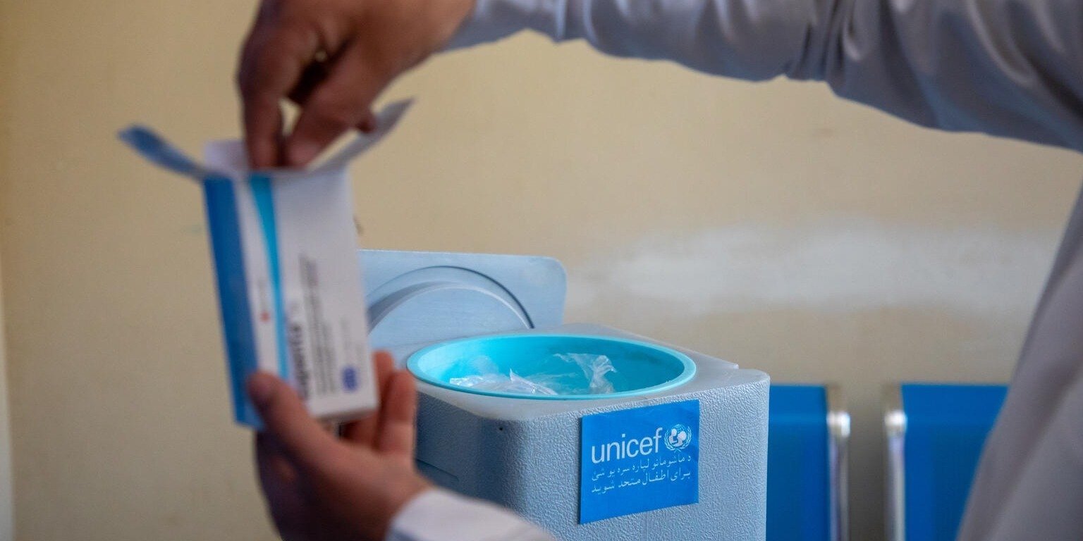 100 milionów szczepionek ratuje pokolenie dzieci po pandemii