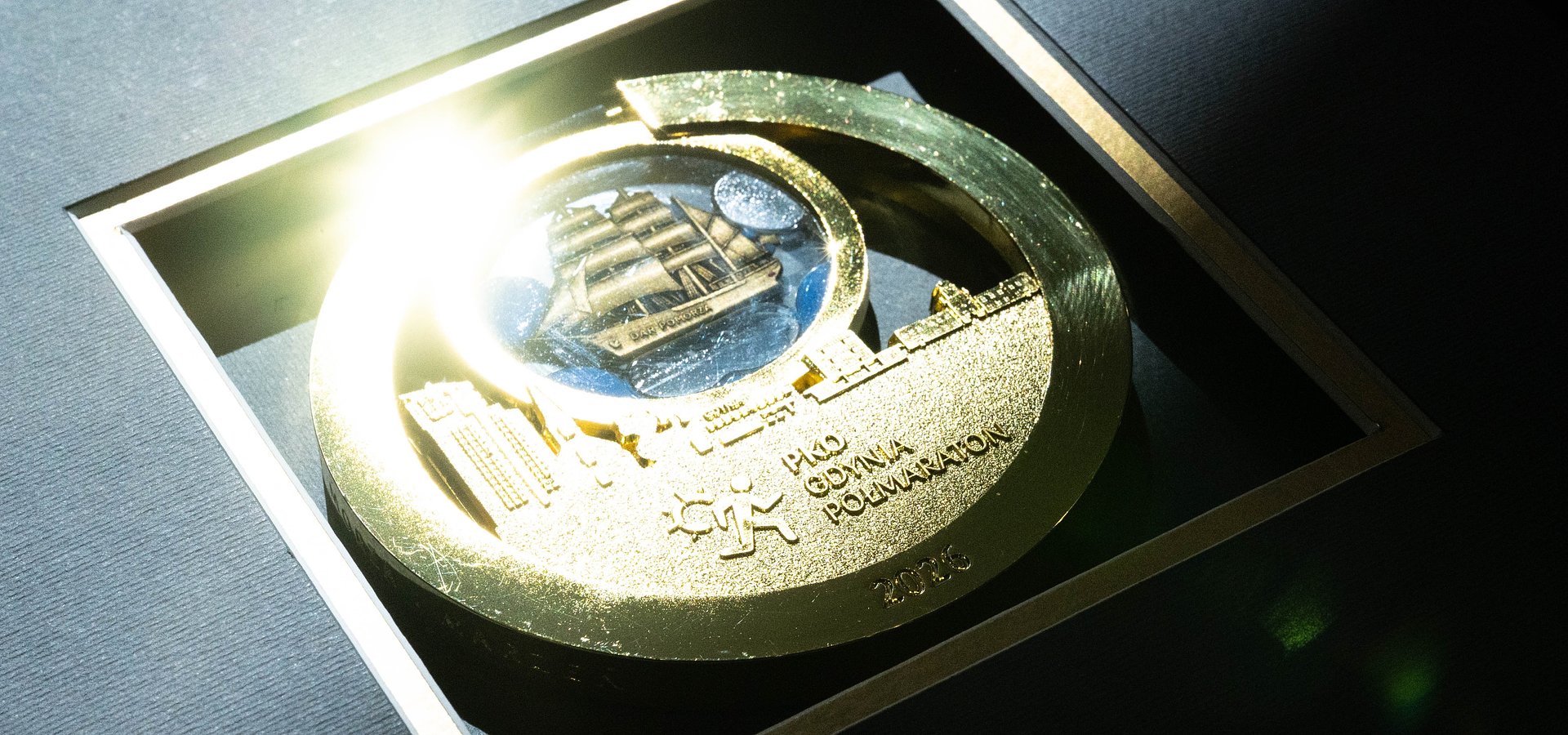 Gdynia na ostatniej prostej przed wyjątkowym biegiem na stulecie miasta - PKO Gdynia Półmaratonem. Na plaży stanęły już konstrukcje - to strefa mety