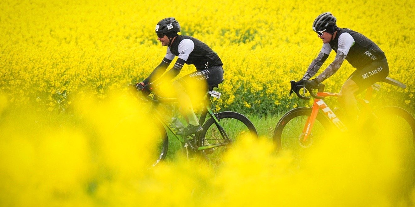 Spektakularny finisz w Ełku. Marcin Małas wygrał PZU Gran Fondo Ełk. Deszcz nie popsuł zabawy kolarzom