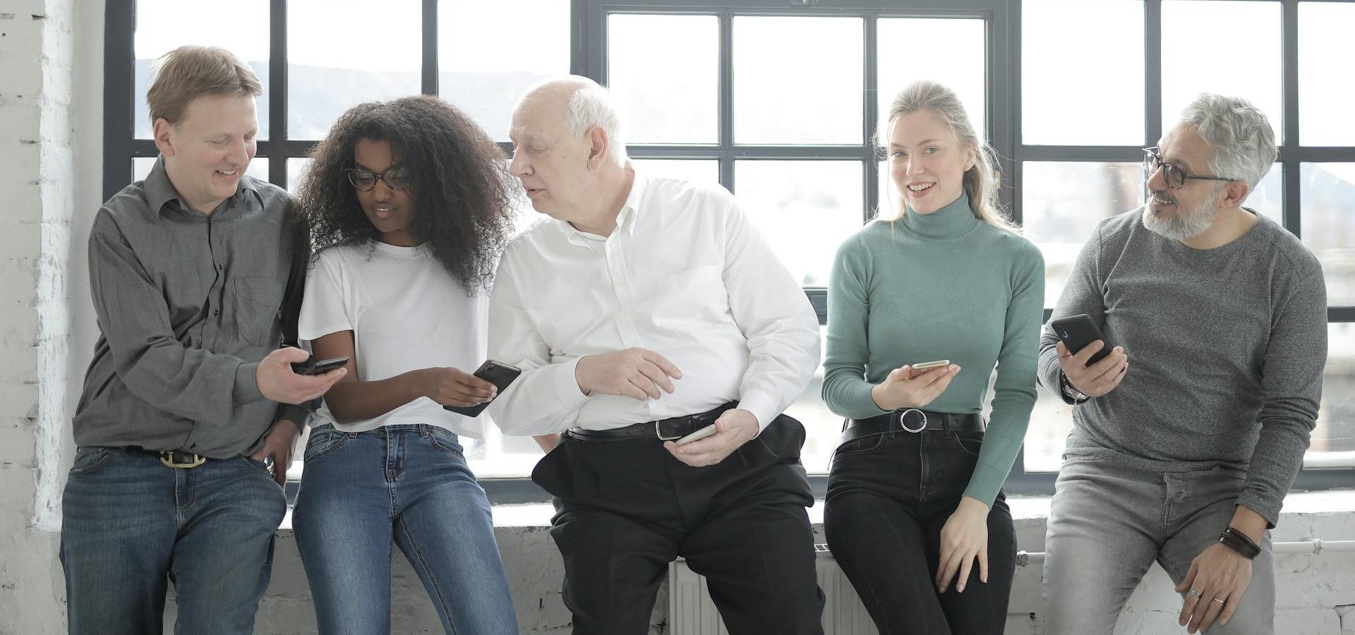 Proszą o porady zdrowotne, finansowe, a nawet sercowe – czyli jak pokolenie baby boomers korzysta z AI? [raport Capgemini]