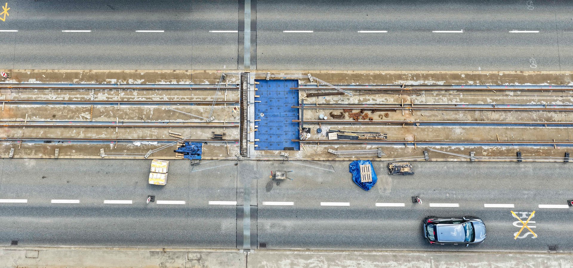 Remont torowiska w centrum Warszawy: pod nową nawierzchnią drogi szynowej trwa montaż warstwy wibroizolacyjnej