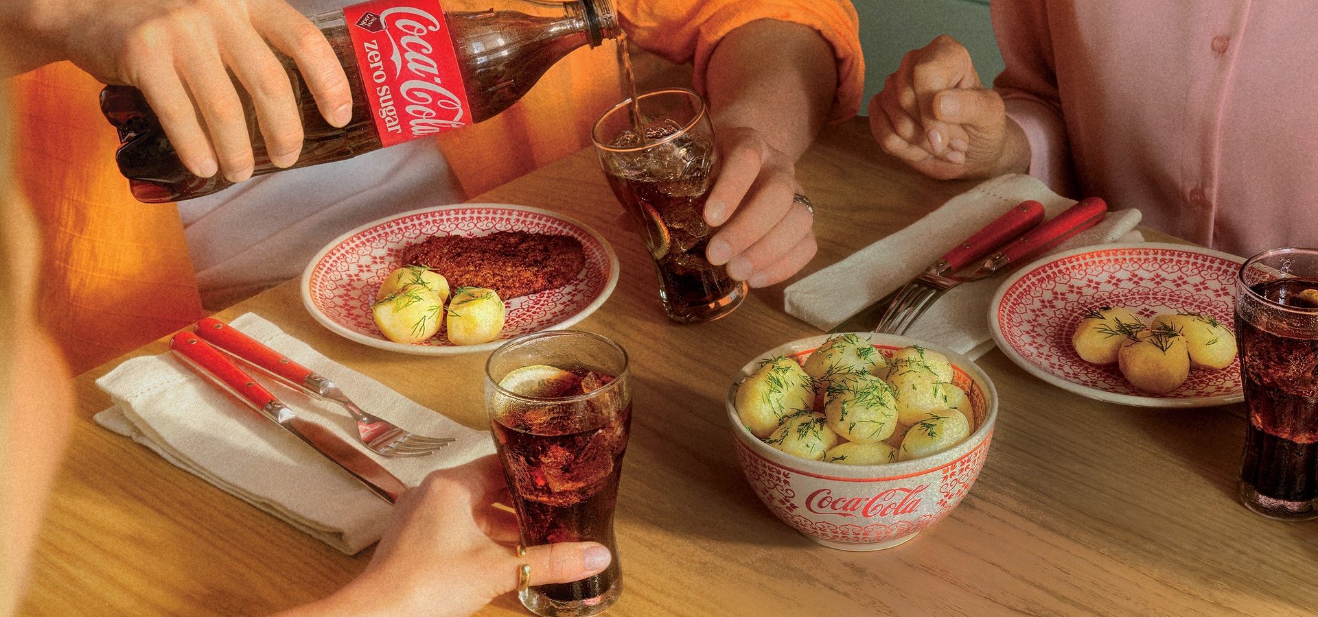 Coca-Cola i Zakłady Ceramiczne „Bolesławiec“ ponownie łączą Polaków przy wspólnym posiłku