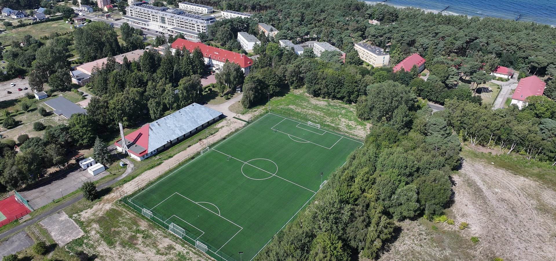 Boiska w standardzie FIFA trafiają do ośrodków wypoczynkowych. AMW REWITA inwestuje w jakość znaną ze stadionów