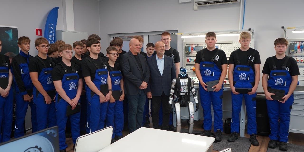 Nowoczesny warsztat dla przyszłych automatyków. Kronospan rozwija współpracę z ZST w Szczecinku