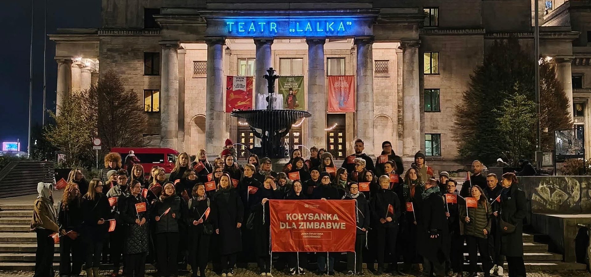 „Nie płacz, kochanie”. Kołysanka dla Zimbabwe zabrzmiała pod Pałacem Kultury na finał kampanii Stowarzyszenia SOS Wioski Dziecięce w Polsce