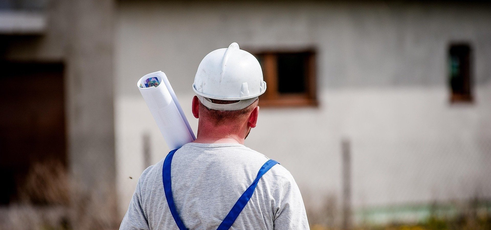 Badanie Pracuj.pl: AI nie tylko za biurkiem. Sięgnął po nią już co czwarty pracownik fizyczny