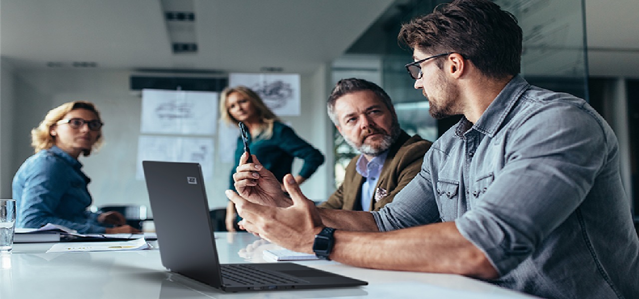Biznesowy notebook Acer TravelMate z serii P6 z baterią o długiej żywotności. Waży zaledwie 1,1 kg
