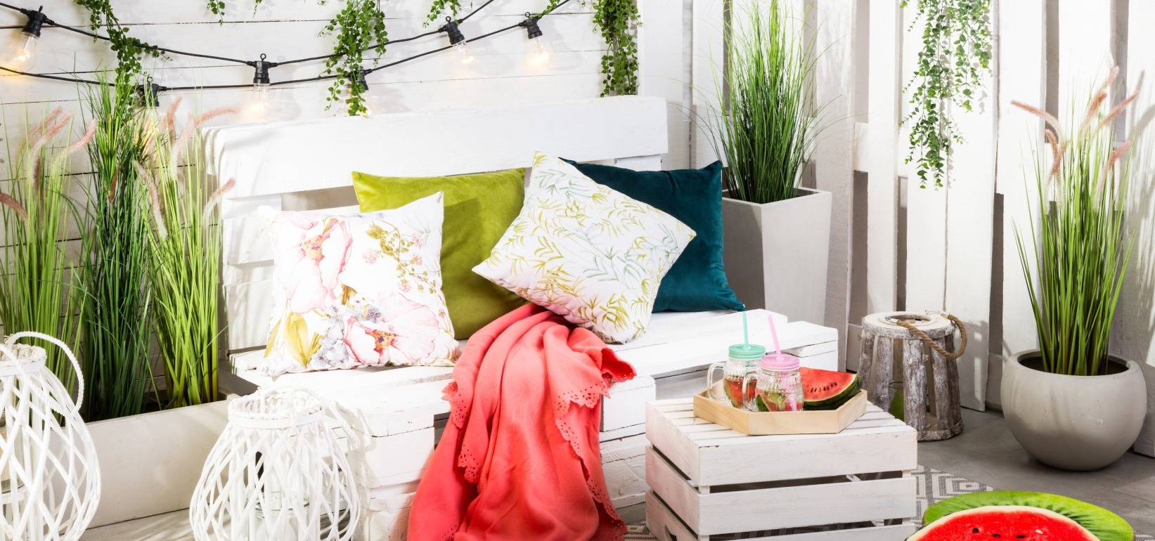 Letnie spotkania na świeżym powietrzu – zadbaj o aranżację balkonu i ogrodu