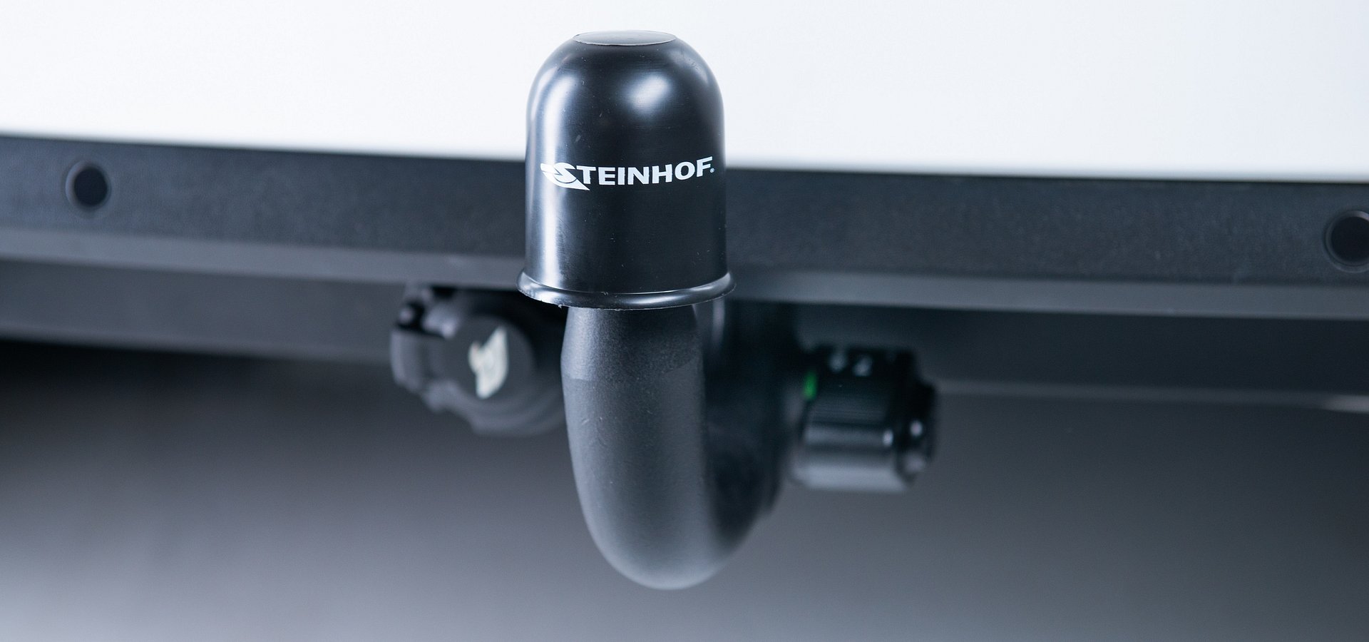 Osłona (kapturek) kuli haka holowniczego. Jakie pełni funkcje i czy jest wymagana przepisami?