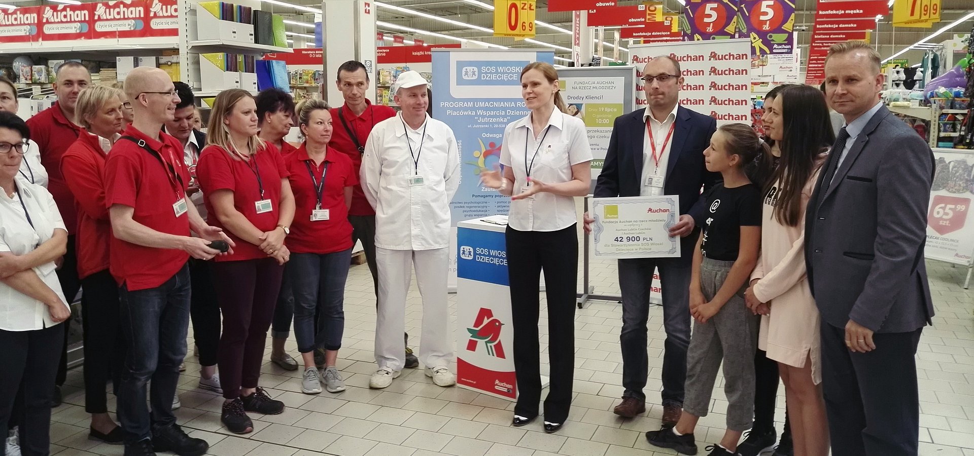 Fundacja Auchan na rzecz młodzieży przekazała czek na remont boiska w Placówce SOS Wiosek Dziecięcych w Lublinie