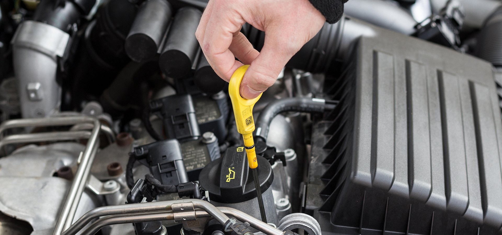 Możliwe przyczyny spadku poziomu oleju silnikowego