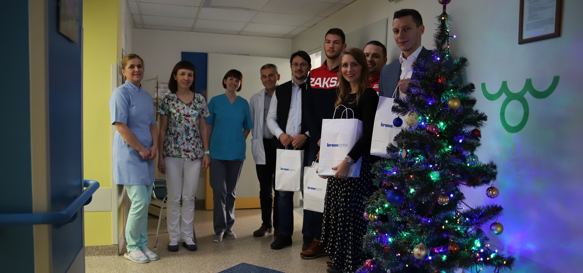 Prezenty dla małych pacjentów od pracowników Kronospan i drużyny ZAKS-y Strzelce Opolskie