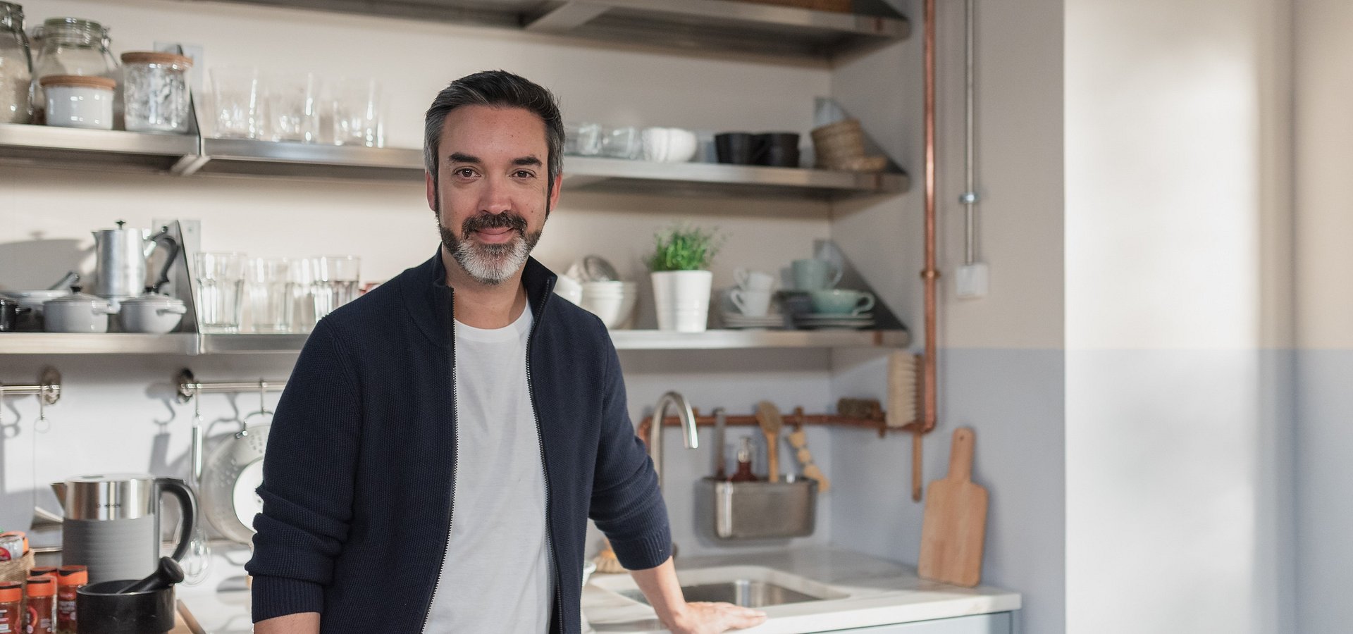 HENRIQUE SÁ PESSOA REGRESSA À TELEVISÃO COM “COMTRADIÇÃO”