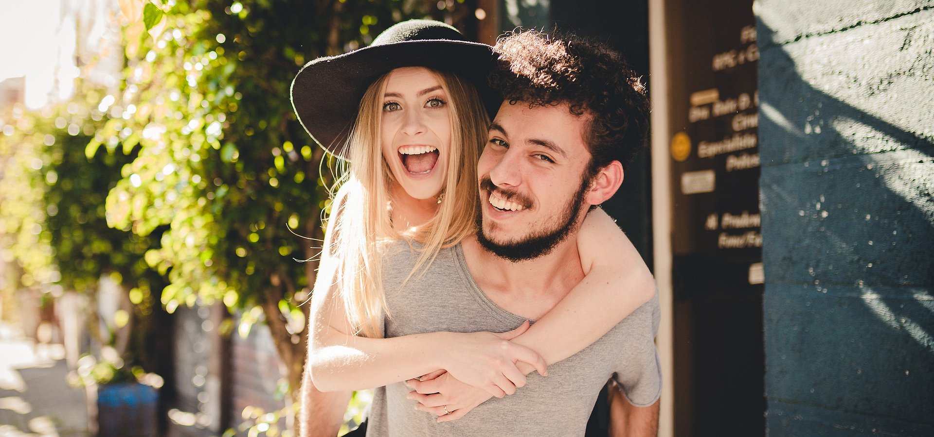 Biurowa przyjaźń czy kochanie? Badania Pracuj.pl