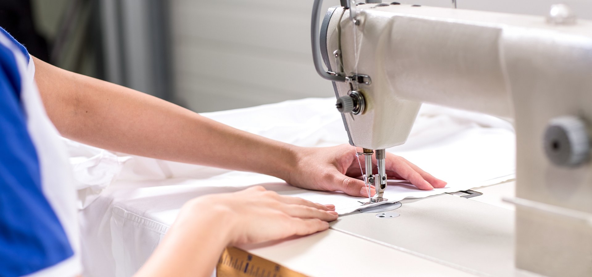 Fundacja Kobiety Wędrowne szyje maseczki ochronne. Każdy może pomóc.