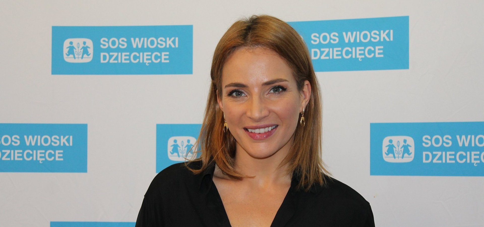 Gwiazdy i influencerzy dzielą się swoimi wspomnieniami z dzieciństwa w akcji #złotemyśliSOS, wspierając podopiecznych SOS Wiosek Dziecięcych