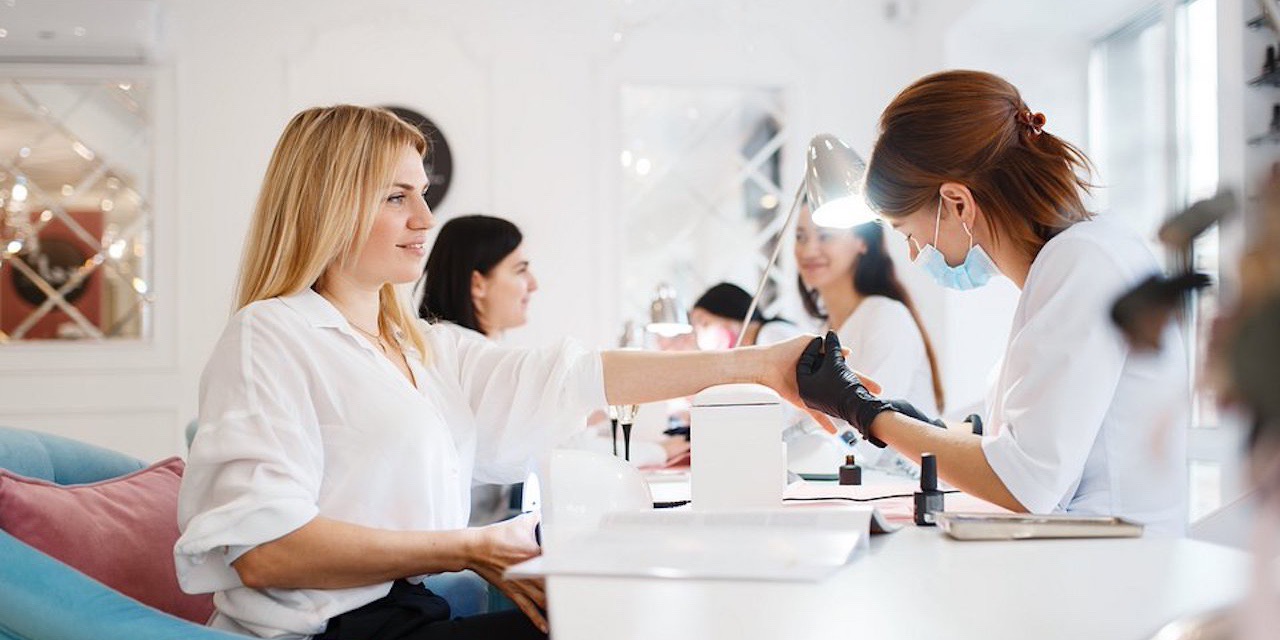 PÓŁ MILIONA REZERWACJI DO SALONÓW URODY PO DECYZJI RZĄDU