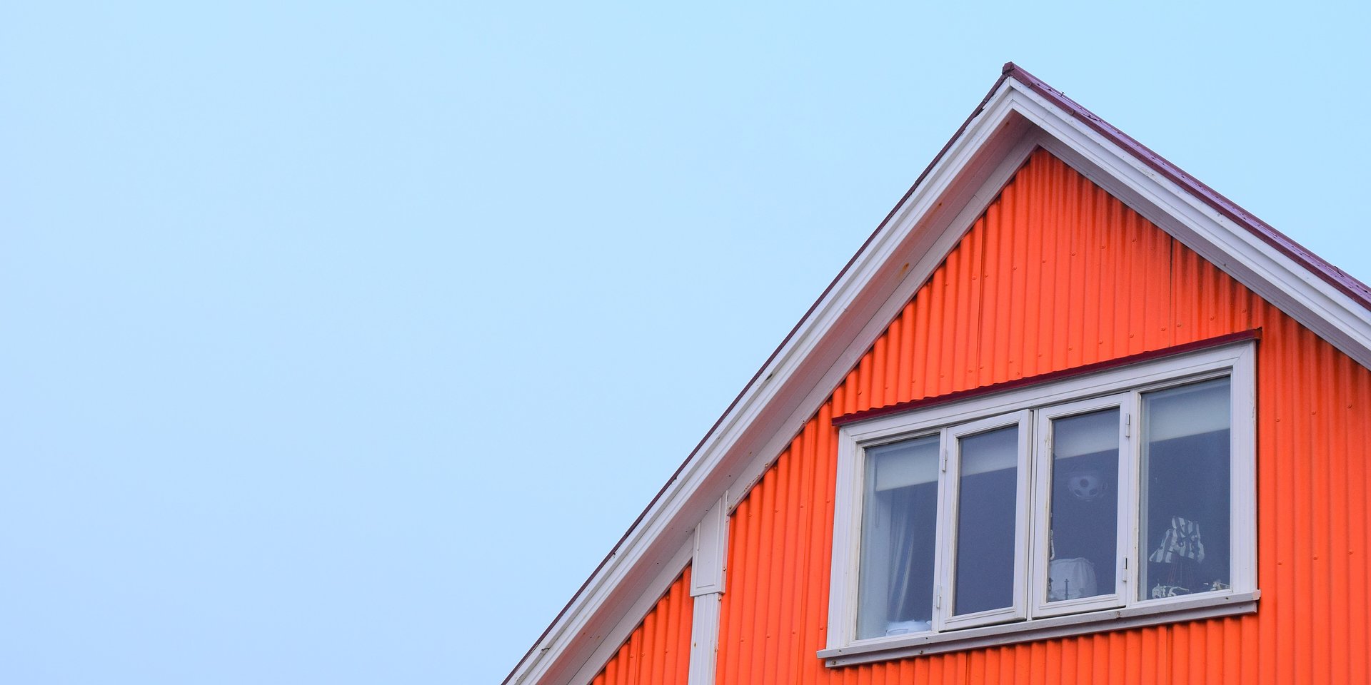 Bez błędów, bez ciśnień. Jak projektować dach skośny pod kątem izolacji termicznej i przepływu powietrza?