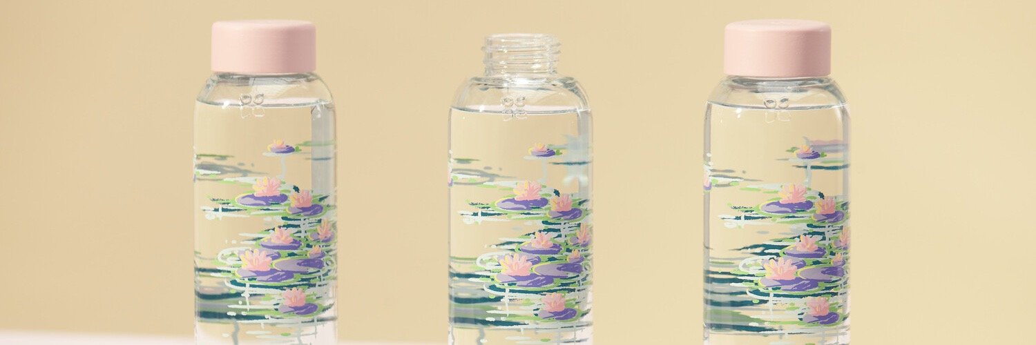 Nowa butelka od Waterdrop zaprojektowana przez Suki Waterhouse – EKOLOGICZNE dzieło sztuki