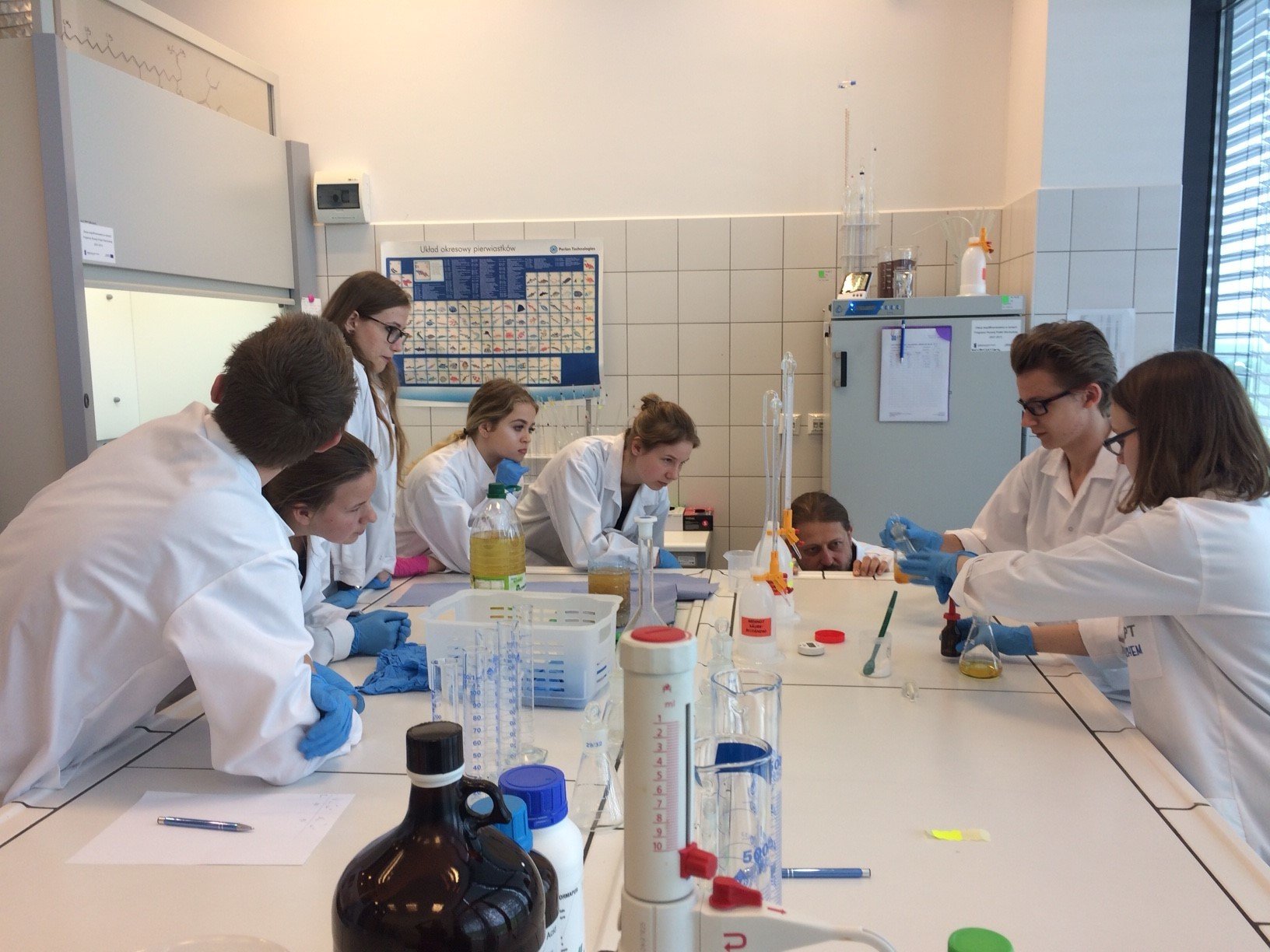 Uczestnicy bezpłatnych warsztatów ADAMED SmartUP Academy w Elblągu odkryli tajniki chemii