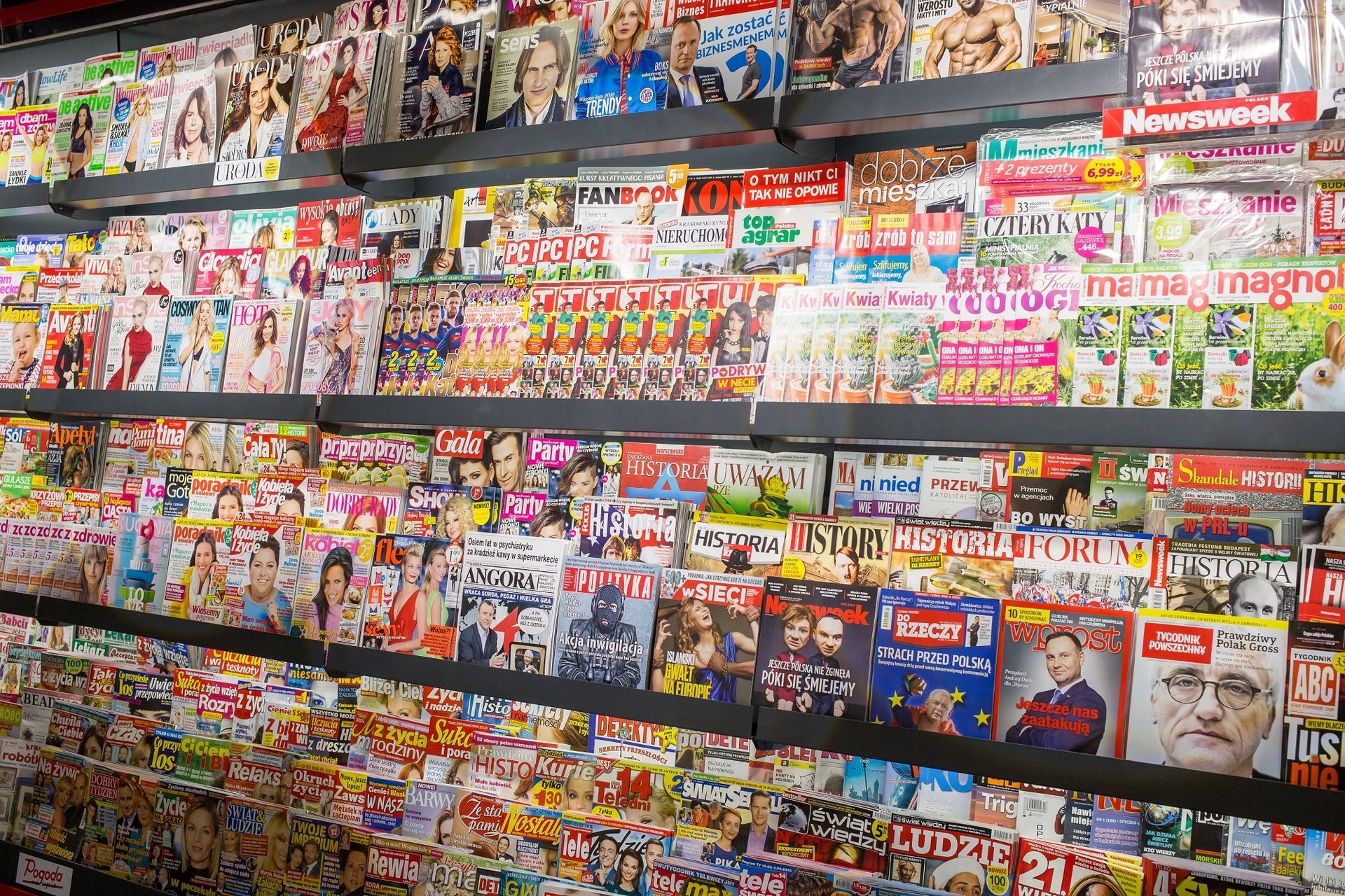 Kolporter dostarcza prasę do sezonowych punktów sprzedaży