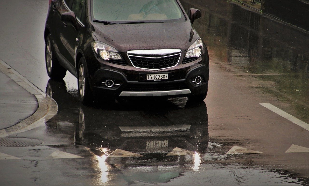 Czy wjazd samochodem w kałuże może uszkodzić klocki i tarcze hamulcowe - obalamy mity!