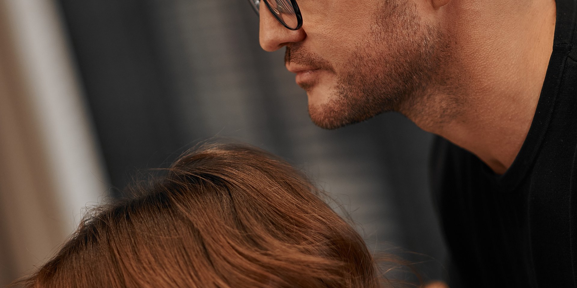 Dekoloryzacja to długofalowy proces. Jak przez niego przejść, aby zachować zdrowie włosów? Podpowiada Łukasz Szymczak