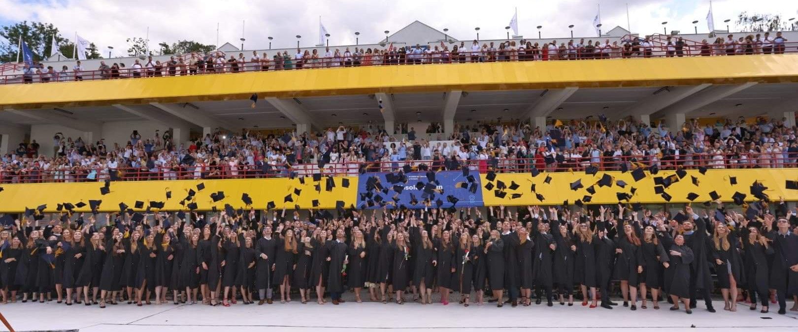 Ponad 600 absolwentów rzuciło biretami nad Jeziorem Maltańskim