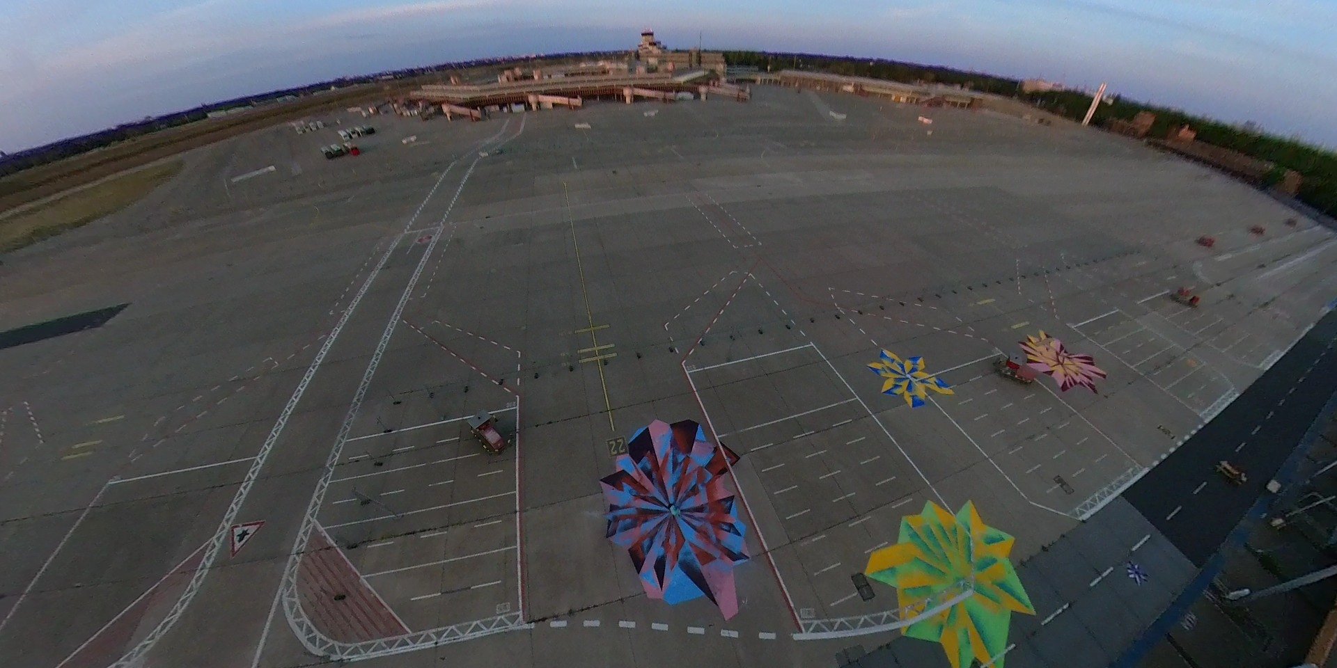 Alina Mann präsentiert vom 13. - 18. September 2022 die Ausstellung DEPARTURE – RÄUME lll im ehemaligen Flughafen Berlin Tegel als Teil der BERLIN ART WEEK.