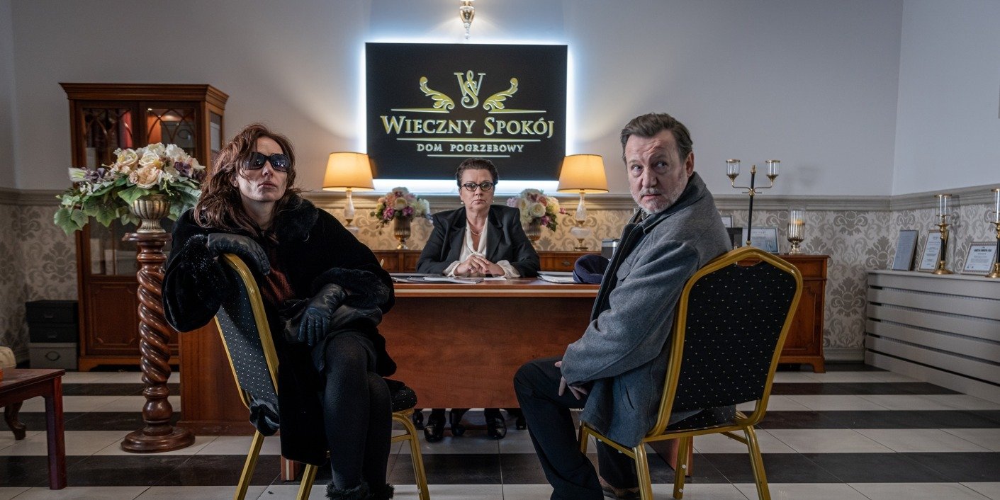 MINUTA CISZY: emerytowany listonosz i jego niepełnosprawna żona, wdowa, której życie zmienia się o 180 stopni, ambitna zadziorna studentka i bezwzględny lokalny biznesmen. Kim są bohaterowie nowej produkcji CANAL+?