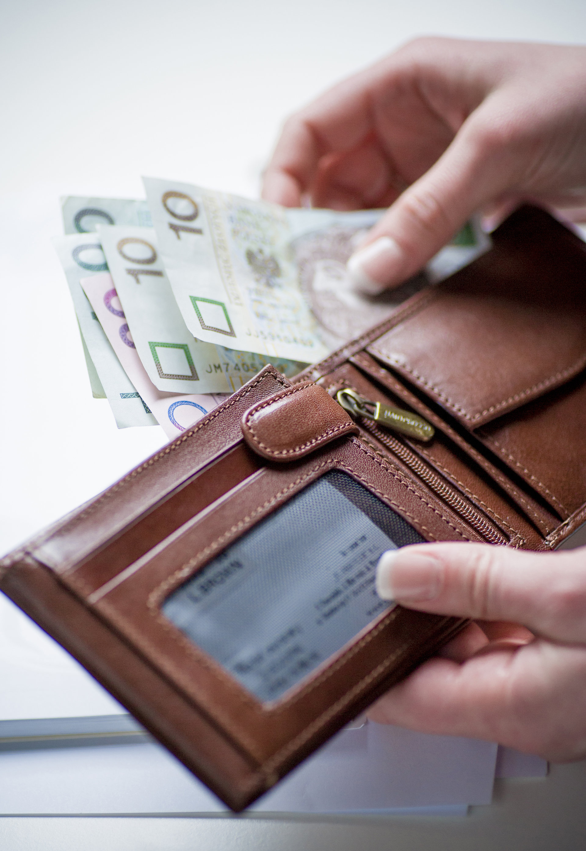 Oszczędzający mężczyźni, hedonistyczne kobiety - finansowy portret Polaków