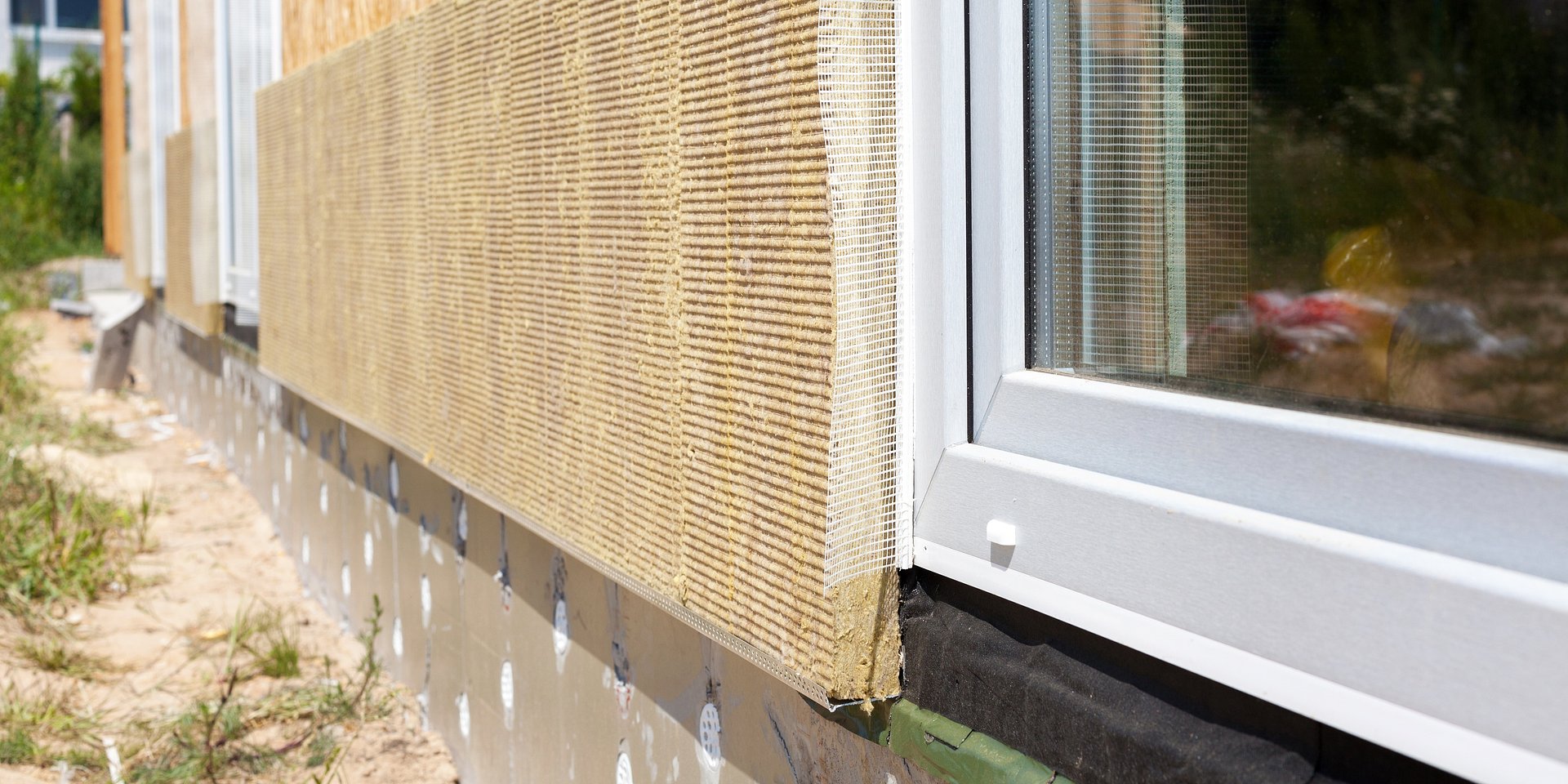 Ocieplanie fasady otynkowanej wełną kamienną. Kiedy warto wykorzystać płytę lamellową?