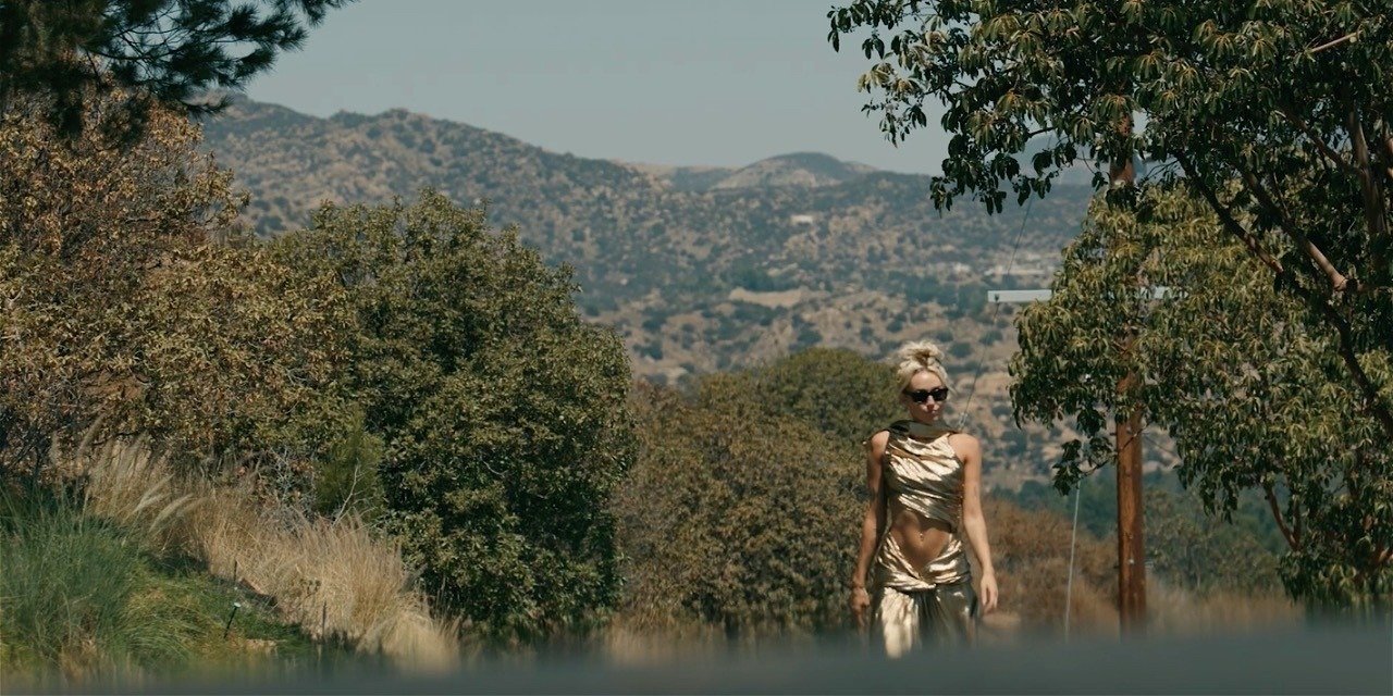 Miley Cyrus wchodzi w 2023 rok z zapowiedzią nowego singla „Flowers”