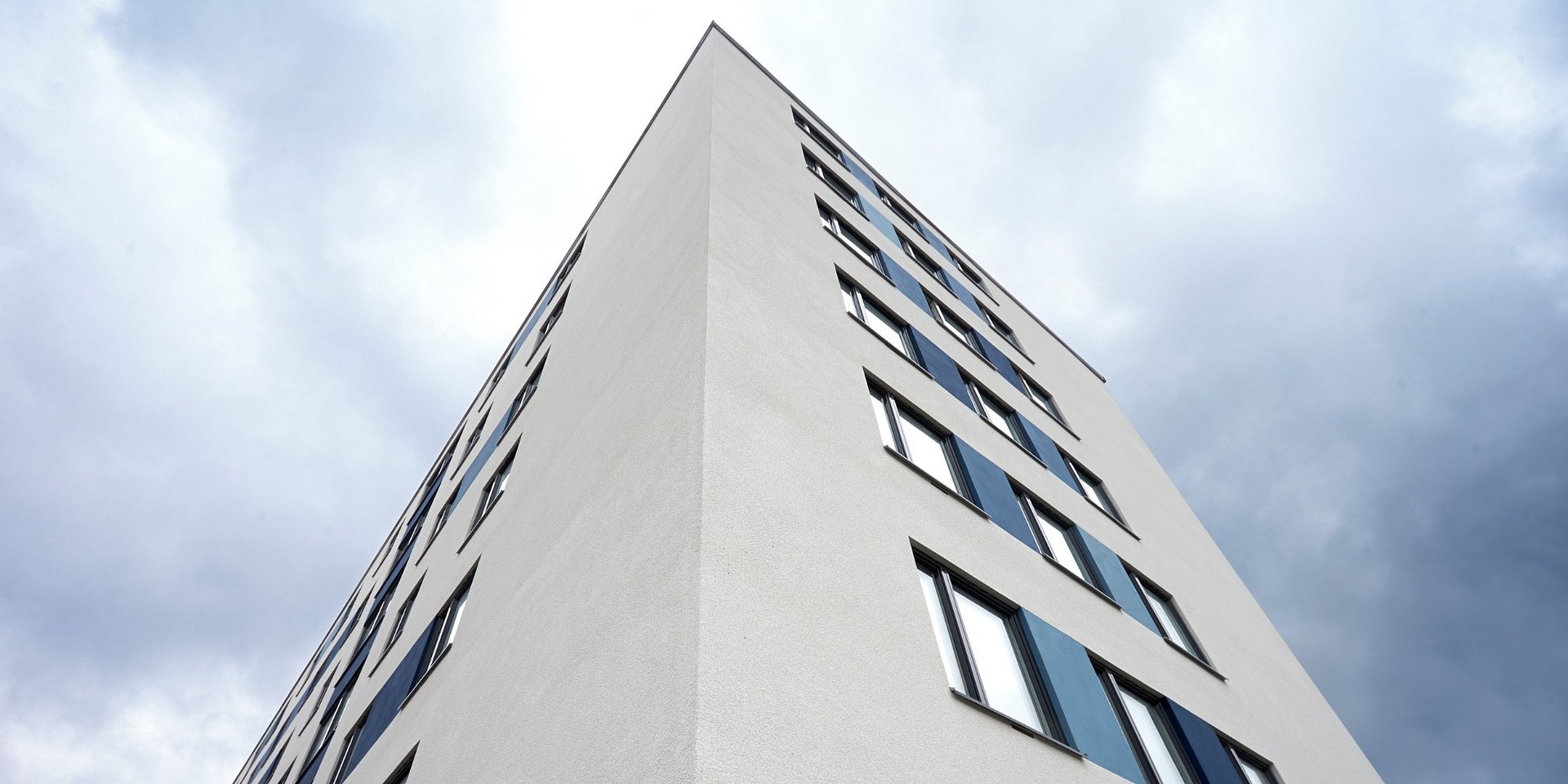 Fasady wentylowane w budynkach wysokich i wysokościowych. Jakie wymagania dla ochrony przed ogniem, wilgocią i wiatrem?