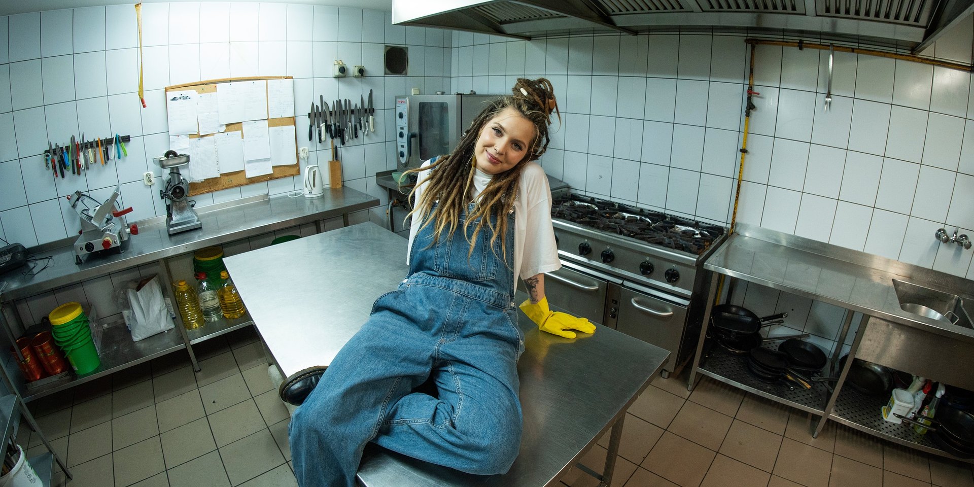 Tola Janowska powraca do dzieciństwa w chwytliwym singlu!