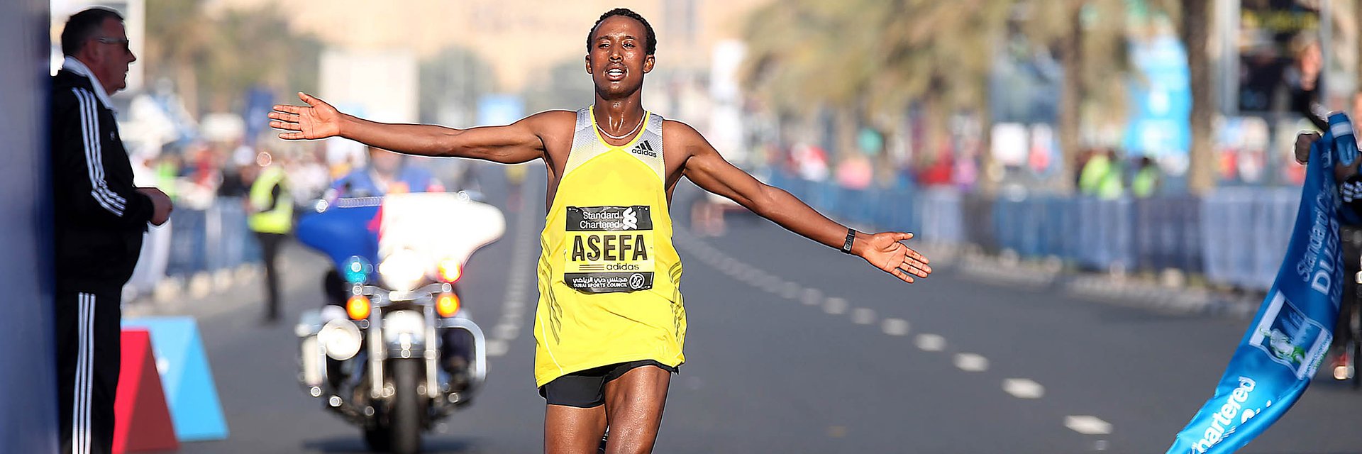 البطل السابق الإثيوبي ميكونين يؤكد مشاركته في ماراثون دبي 2023