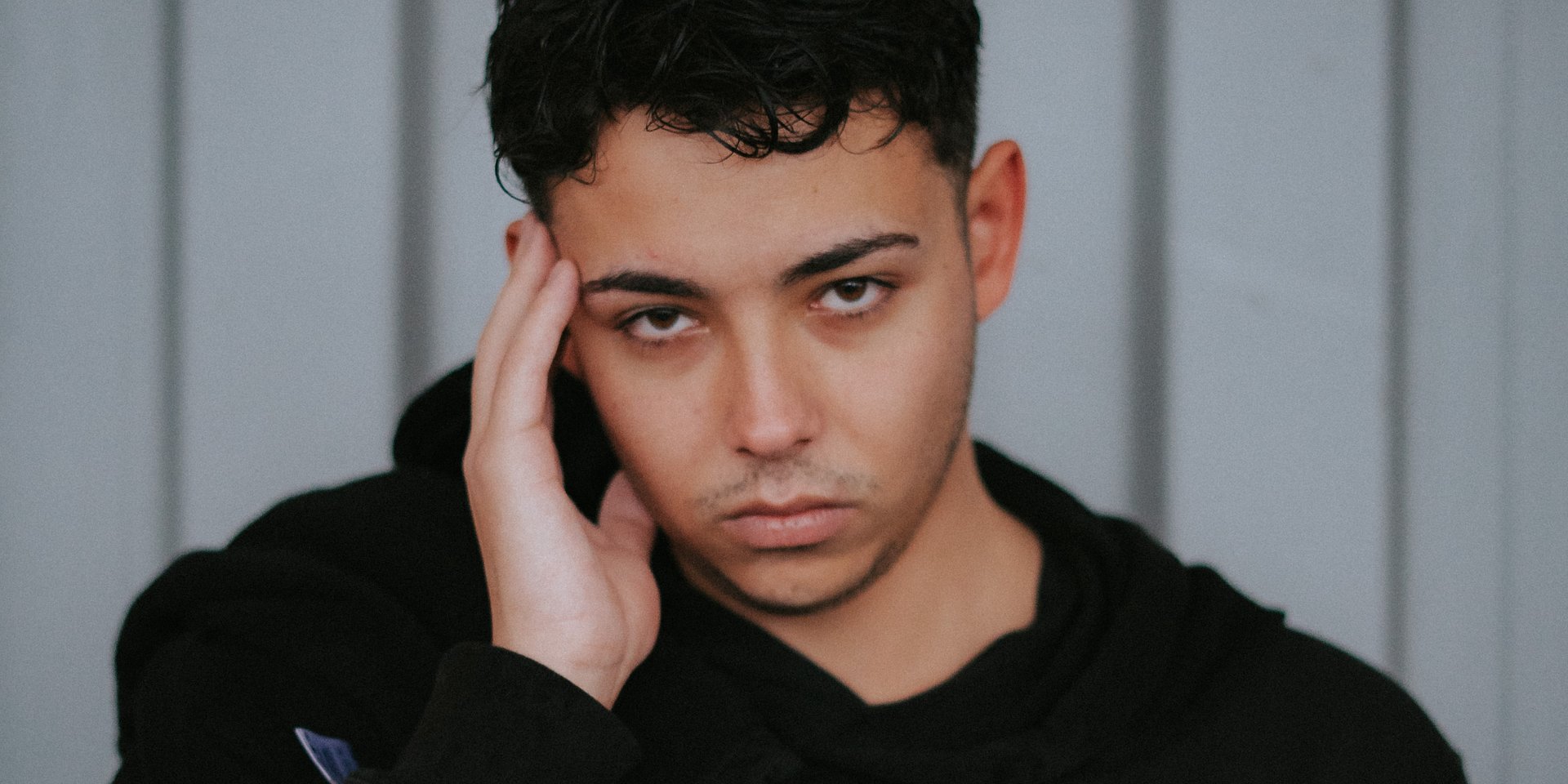 Hanafi wita się ze sceną debiutanckim singlem „Umieram”!